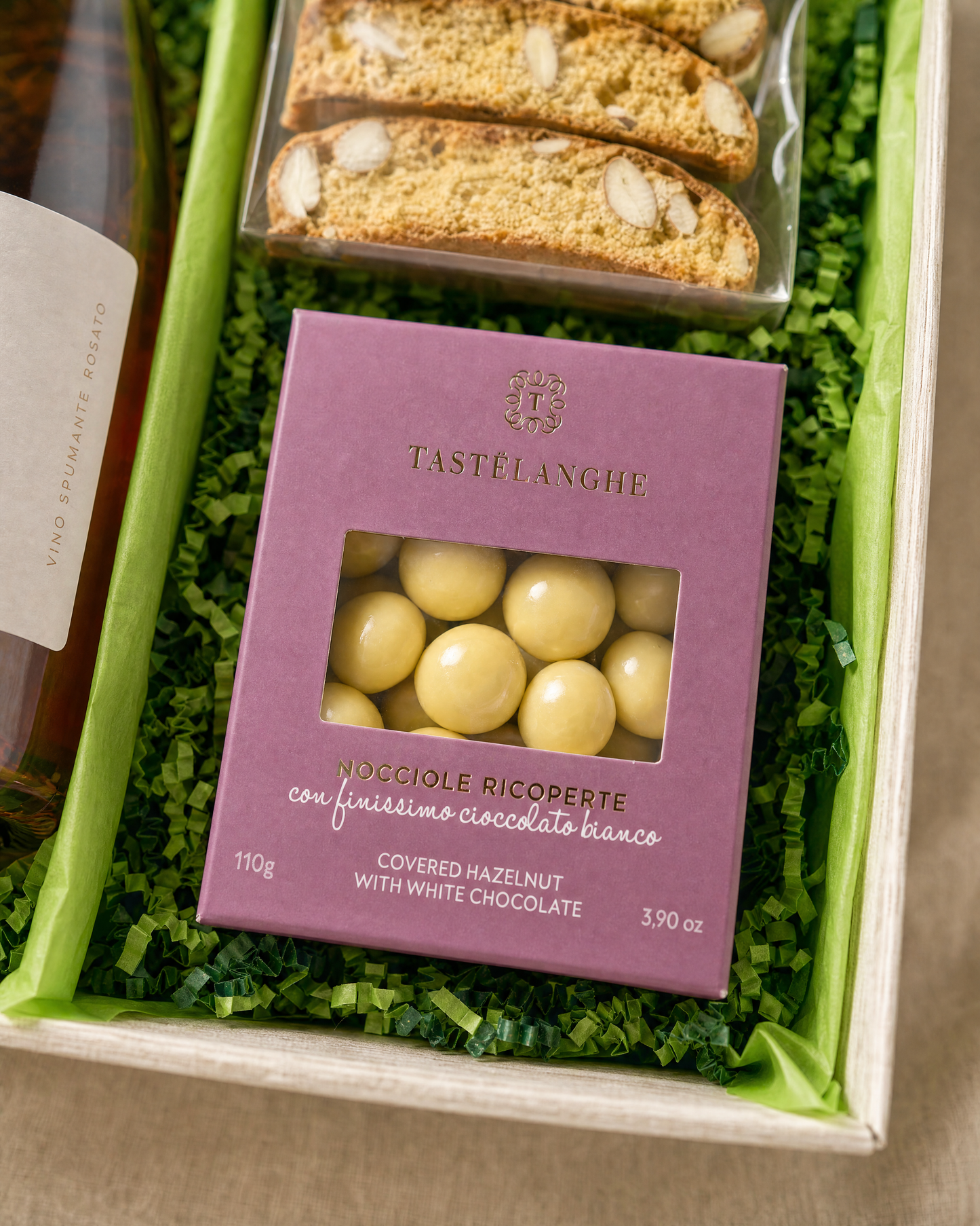 Tastelanghe Haselnüsse in weißer Schokolade im Geschenkkorb Gourmet Geschenk Rosa Dolce Vita