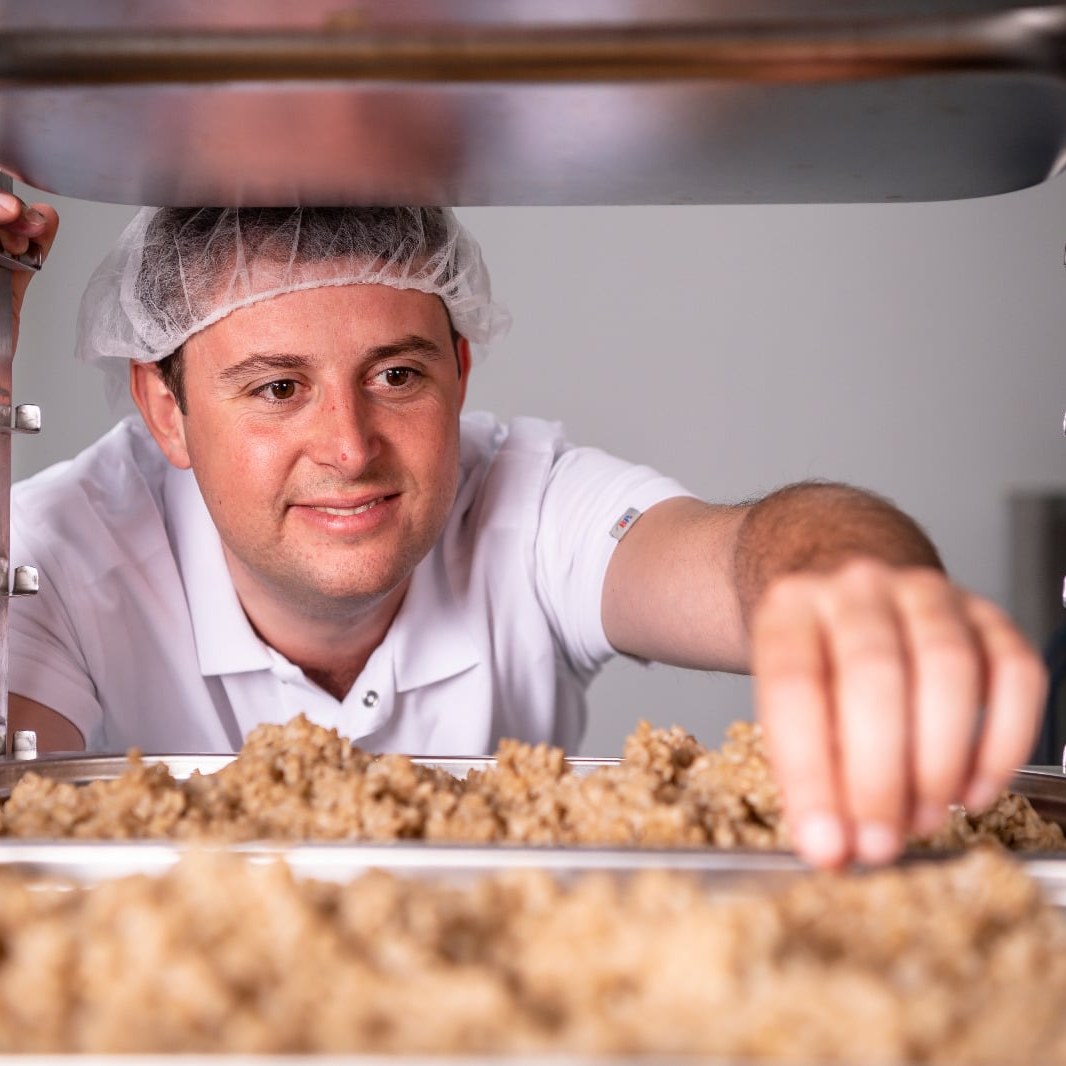 Severin Traugott von Genusskoarl prüft das Koji in der Manufaktur in Wolkersdorf