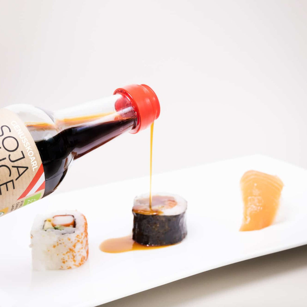 Genusskoarl Sojasauce wird über Sushi geträufelt