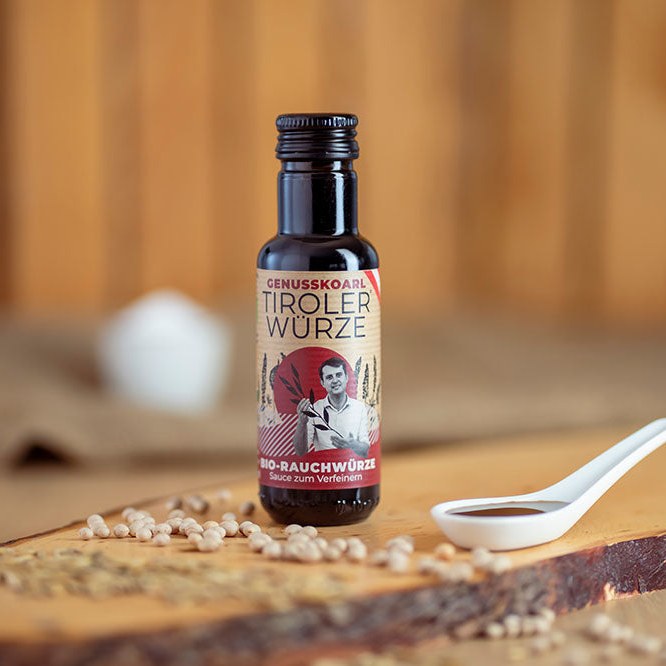 Genusskoarl TirolerWürze in der Flasche mit Rauchwürze auf dem Löffel
