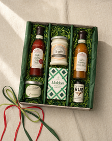 Grill Geschenk BBQ Deluxe – Geschenkkorb von oben mit allen sechs Produkten