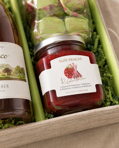 Alpe Pragas Himbeere Rhabarber Fruchtaufstrich im Geschenkkorb Gourmet Geschenk Rosenzauber