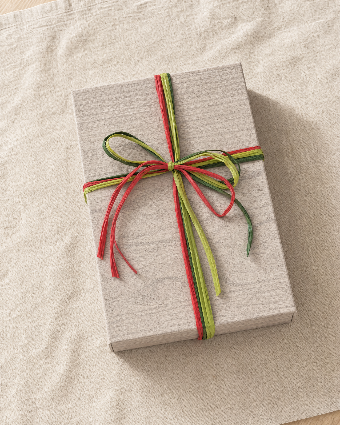 Gourmet Geschenk Rosenzauber – Geschenkkorb verpackt mit Schleife
