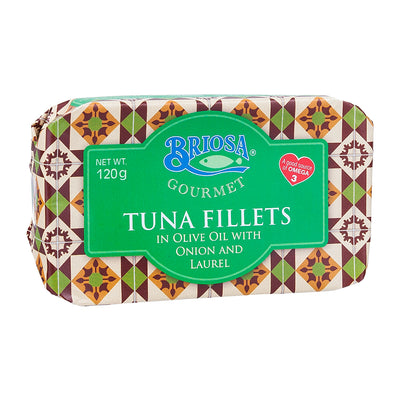 Tuna fillet with onion and bay leaf
