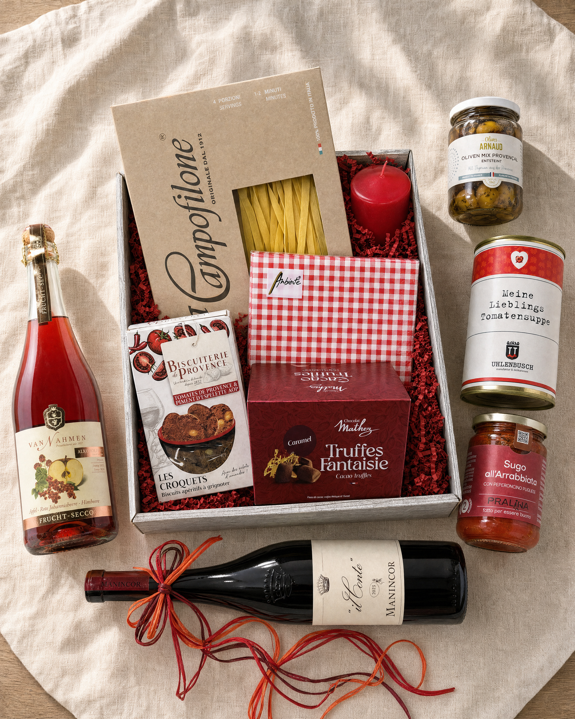 Candle Light Dinner – Geschenk für Zwei – Geschenkkorb von oben mit Rotwein, Frucht-Secco, Oliven, Sauce und Tomatensuppe