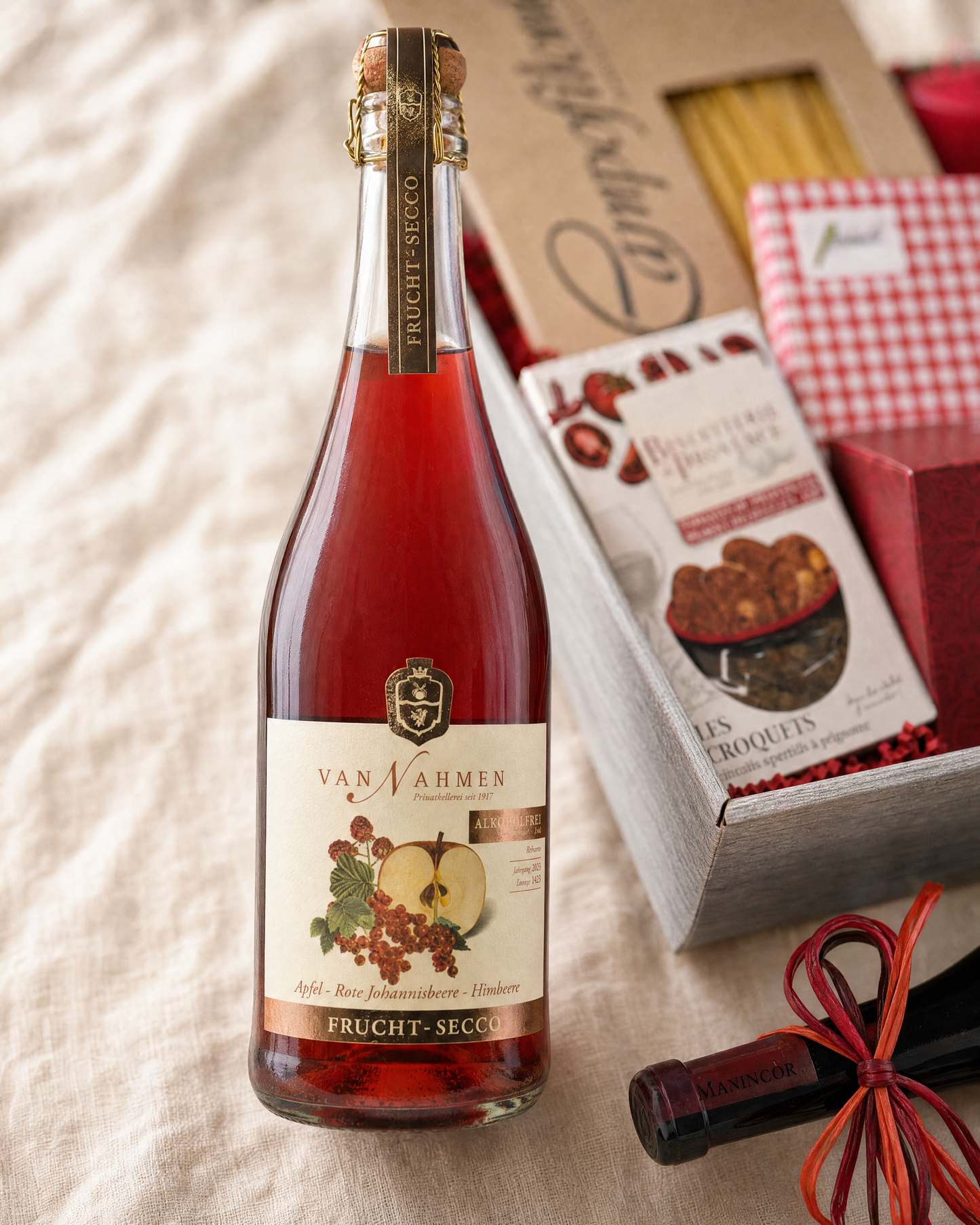 van Nahmen Frucht-Secco Apfel-Johannisbeere-Himbeere alkoholfrei im Geschenkkorb Candle Light Dinner