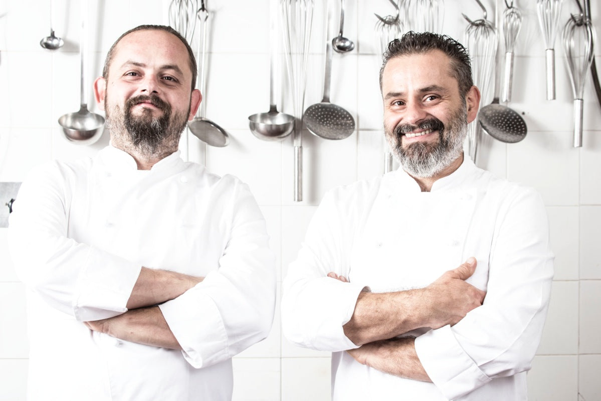 Massimiliano und Riccardo Lunardi in weißen Kochjacken in ihrer Backstube in Quarrata