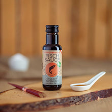 Genusskoarl Fischsauce in der Flasche mit Sauce auf dem Löffel