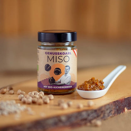Genusskoarl Kichererbsen Miso im Glas mit Miso auf dem Löffel