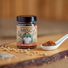 Genusskoarl Mugi Miso im Glas mit Gerstenmiso auf dem Löffel