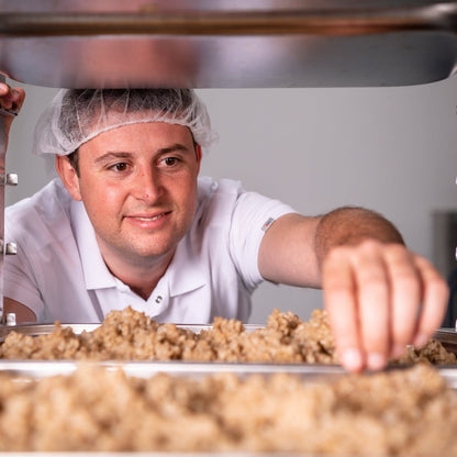 Severin Traugott von Genusskoarl prüft das Koji in der Manufaktur in Wolkersdorf