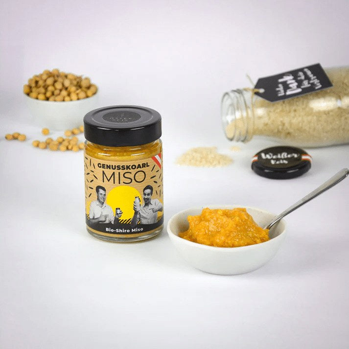 Shiro Miso von Genusskoarl in der Schale neben Glas und Zutaten