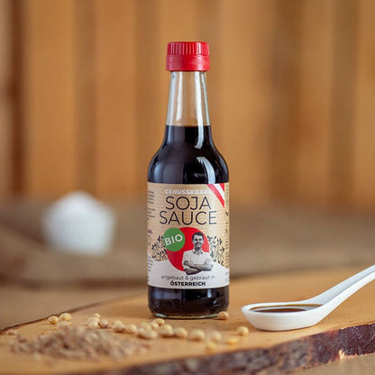 Genusskoarl Sojasauce in der Flasche mit Sojasauce auf dem Löffel
