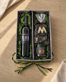 Gourmet Geschenk Blackprint – Präsentkarton von oben mit Black Print Rotwein, Lakrids A und Tartufo Nero