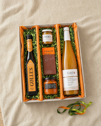 Gourmet Geschenk Marillenzauber – Geschenkkorb von oben mit allen Produkten