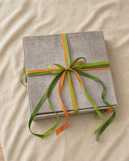Gourmet Geschenk Marillenzauber – Geschenkkorb verpackt mit Schleife