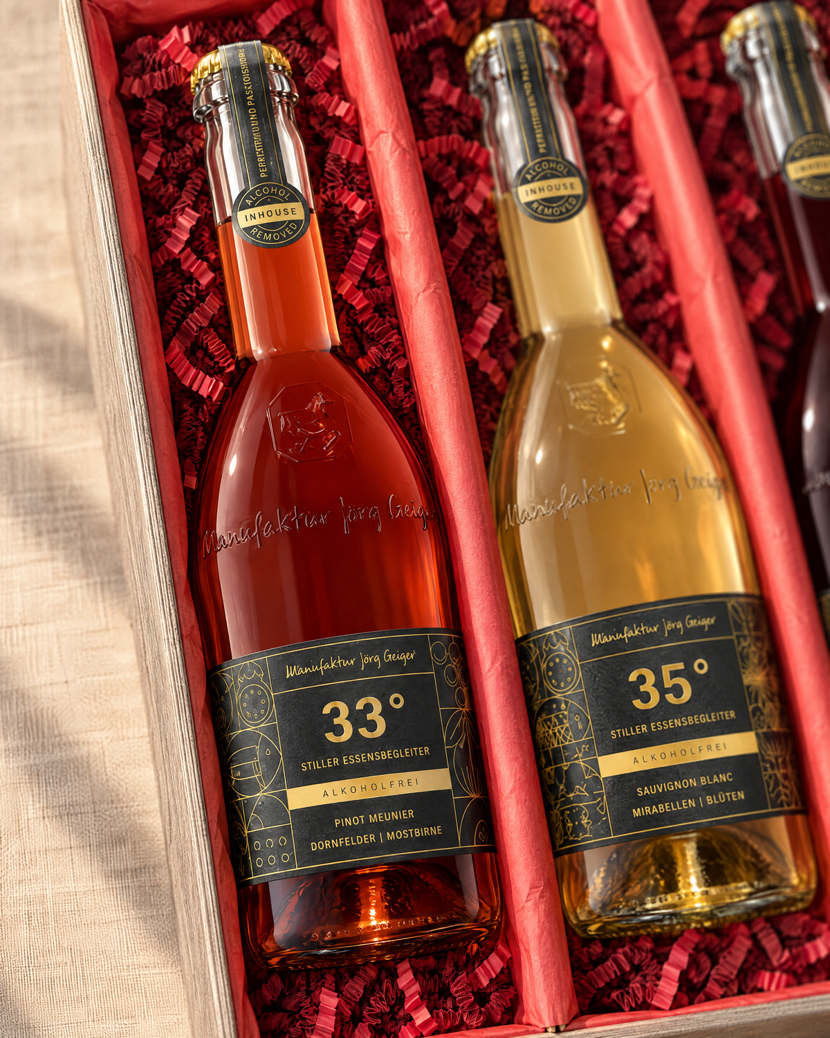 33° Pinot Meunier alkoholfrei in der roten Geschenkverpackung des Grad°Wanderung Geschenksets