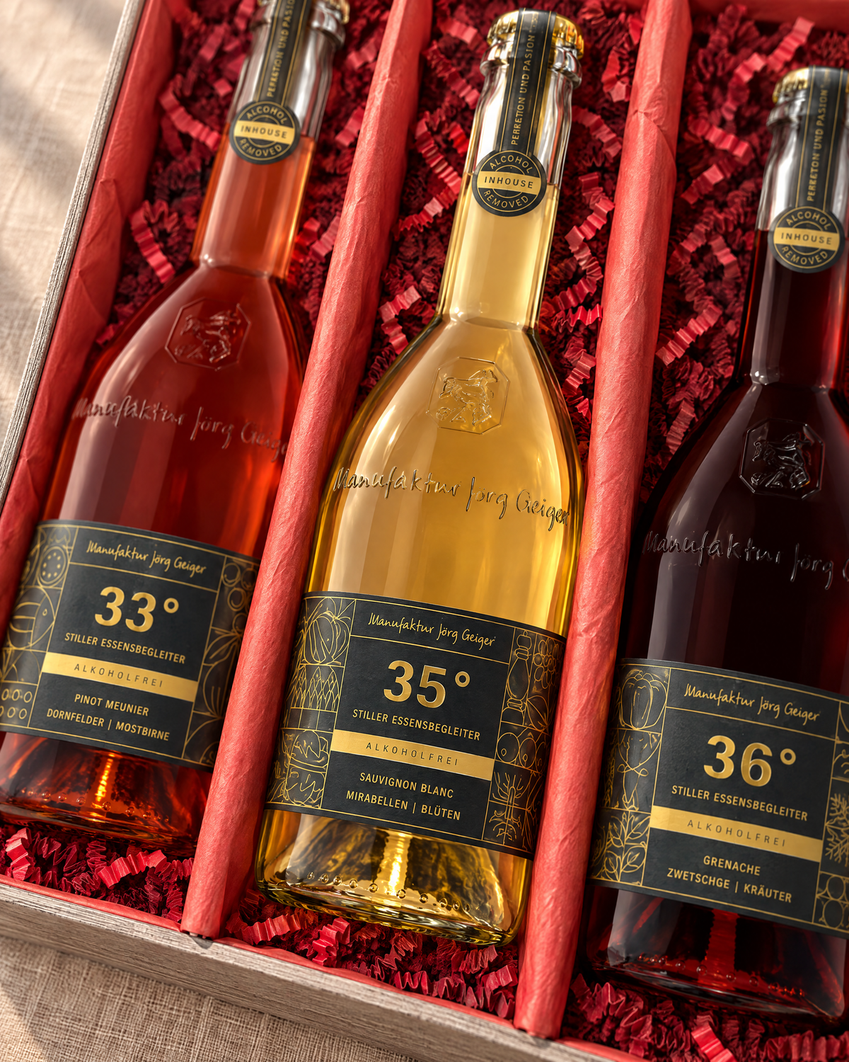 35° Sauvignon Blanc alkoholfrei in der roten Geschenkverpackung des Grad°Wanderung Geschenksets