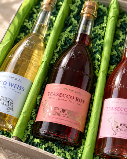 TeaSecco Rot im TeaSecco Trio Geschenkset – Detailaufnahme in der grün ausgekleideten 3er-Kartonage