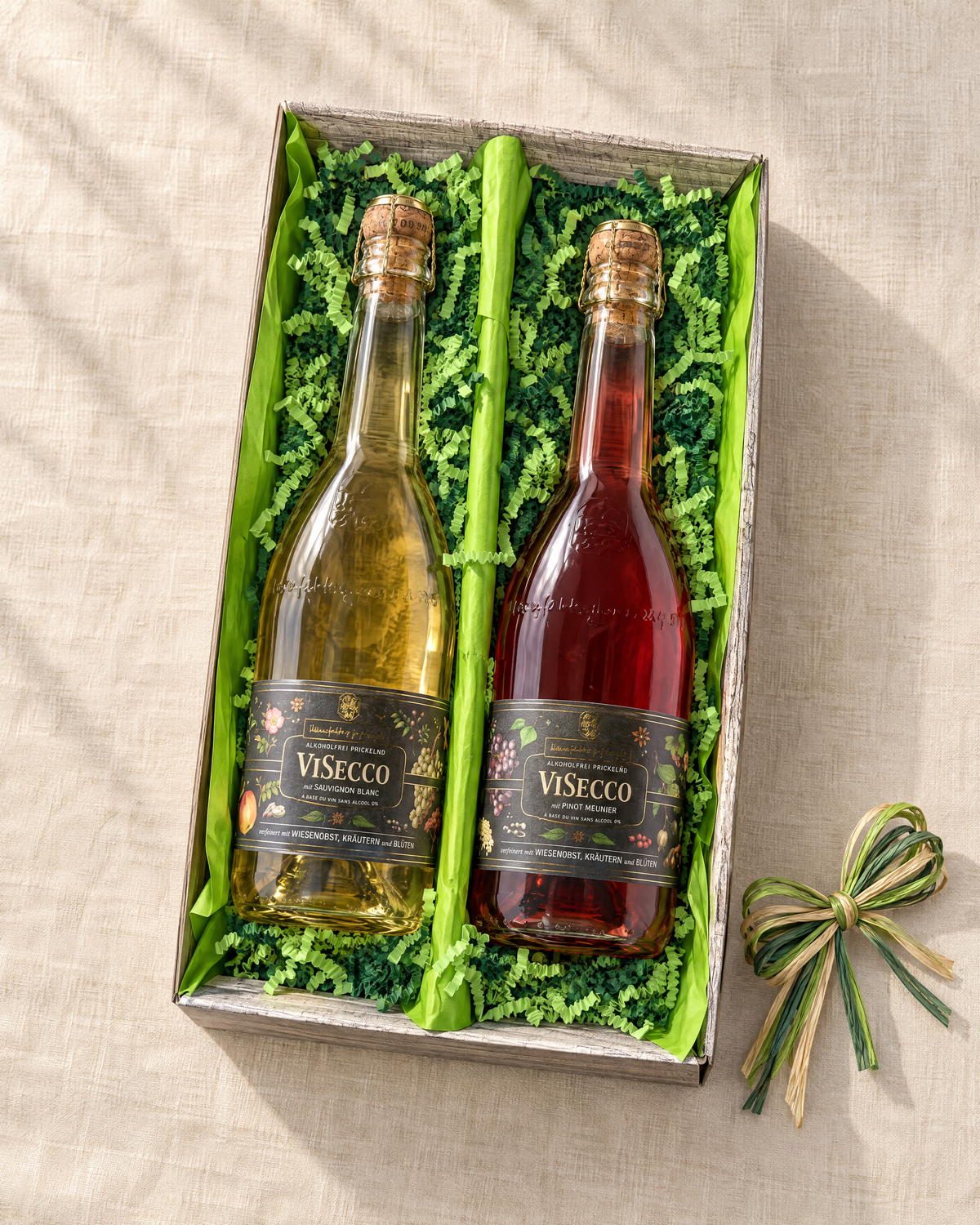 ViSecco Duo Geschenkset – Sauvignon Blanc und Pinot Meunier im Zweierkarton mit hellgrünem Papier und grünem Sizzlepack